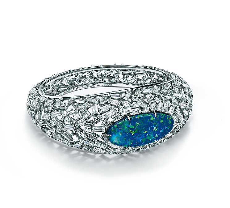 瀚海星螺（Shell）铂金钻石手镯，中央镶嵌单颗黑色蛋白石。