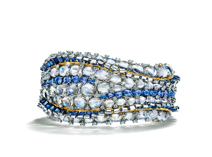 水母绮梦（Jellyfish）铂金及18K黄金手镯，镶嵌蓝宝石、蓝宝石、坦桑石、月亮石及钻石。