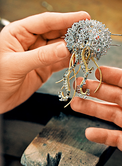 工匠先检查水母形态与比例，才正式开始镶嵌工序。