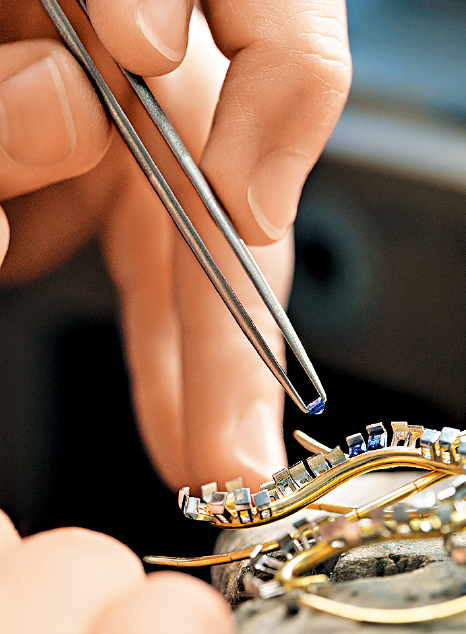 水母的「触手」部分镶嵌蓝宝石，跟白钻营造色彩对比，平添光影层次感。