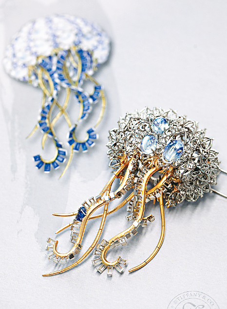 对比项链的手绘稿，确保水母的形态与宝石镶嵌准确。