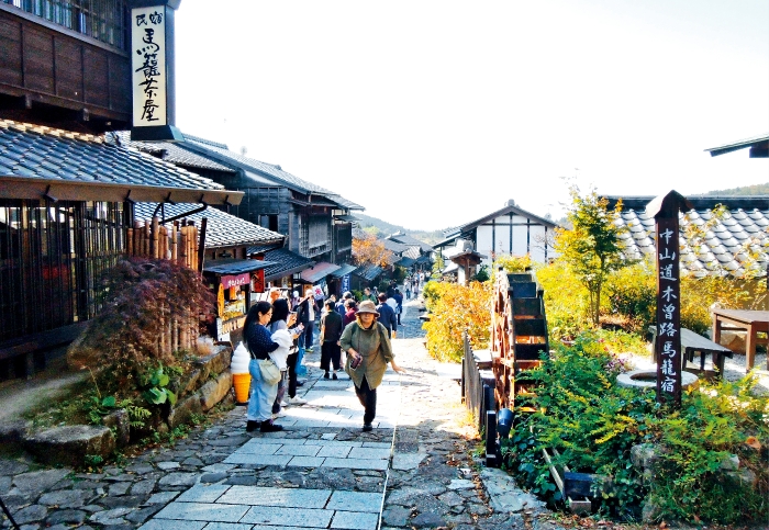 沿着山坡而建的马笼宿街道，全长大约600米。