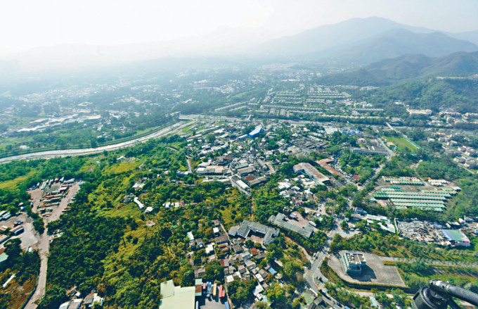 地政总署一口气批出古洞北及粉岭北6幅地补地价,每呎补价约2600元,涉及总金额约130亿。 地政总署一口气批出古洞北及粉岭北6幅地补地价,每呎补价约2600元,涉及总金额约130亿。