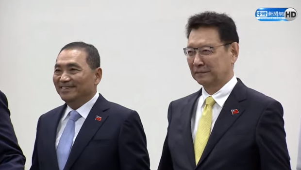 国民党“中常会”24日公布侯友宜（左）副手人选，由中广董事长赵少康（右）出任。