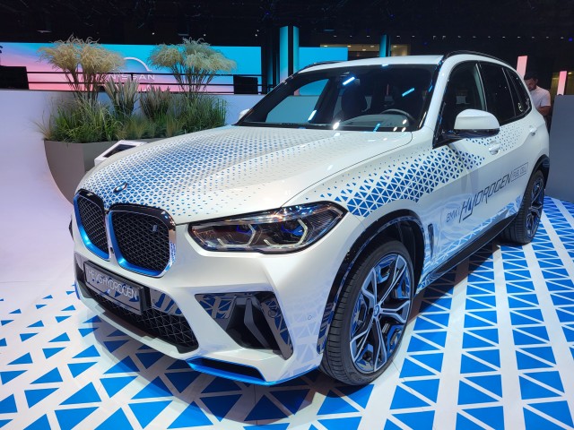 BMW iX5 Hydrogen采用氢气为能源的电动车