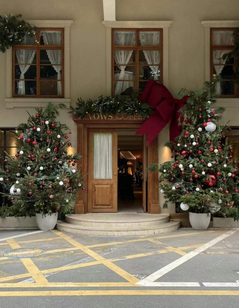 华侨城VOWS Coffee今年入口处则换上巨型圣诞树为主题的布置，店内延续圣诞树的主题布置。
