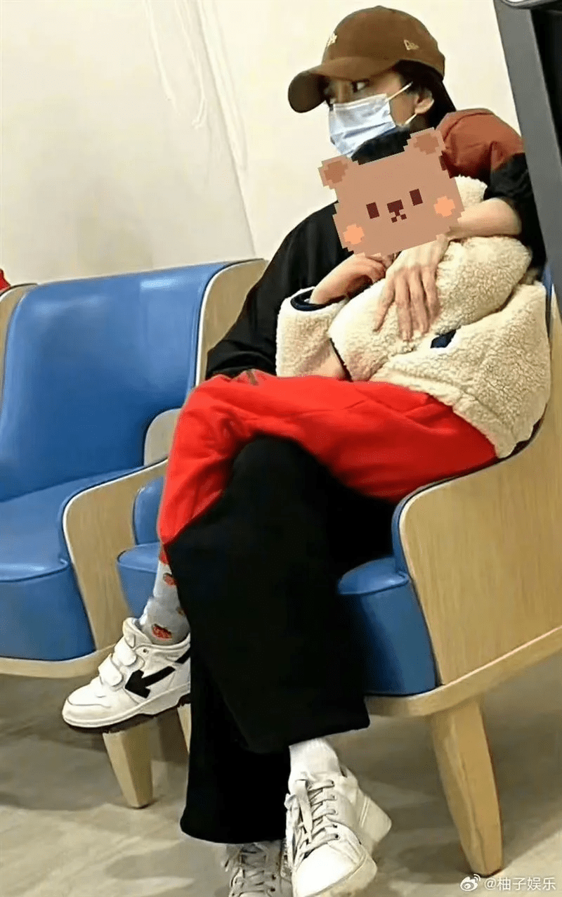 Angelababy被拍到抱囝囝小海绵看急症,虽然只露出眼睛,但亦被网民指脸容憔悴。 Angelababy被拍到抱囝囝小海绵看急症,虽然只露出眼睛,但亦被网民指脸容憔悴。