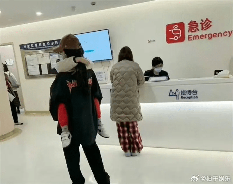 Angelababy带小海绵看急症 Angelababy带小海绵看急症