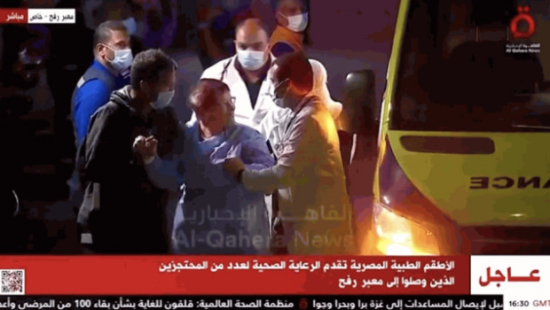 首批获哈马斯释放的以色列人质移交给红十字会人员安全带走。