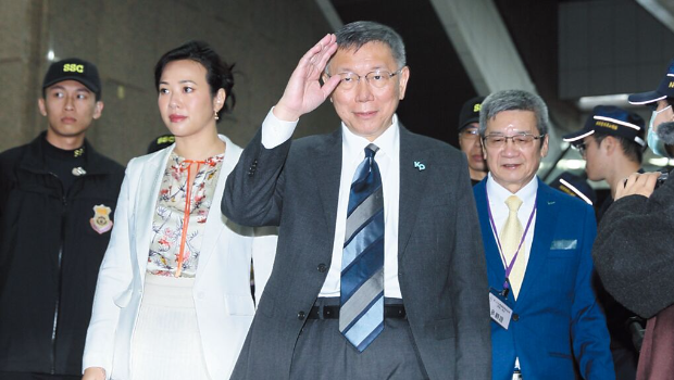 柯文哲与副手“新光公主”吴欣盈，24日登记参选。