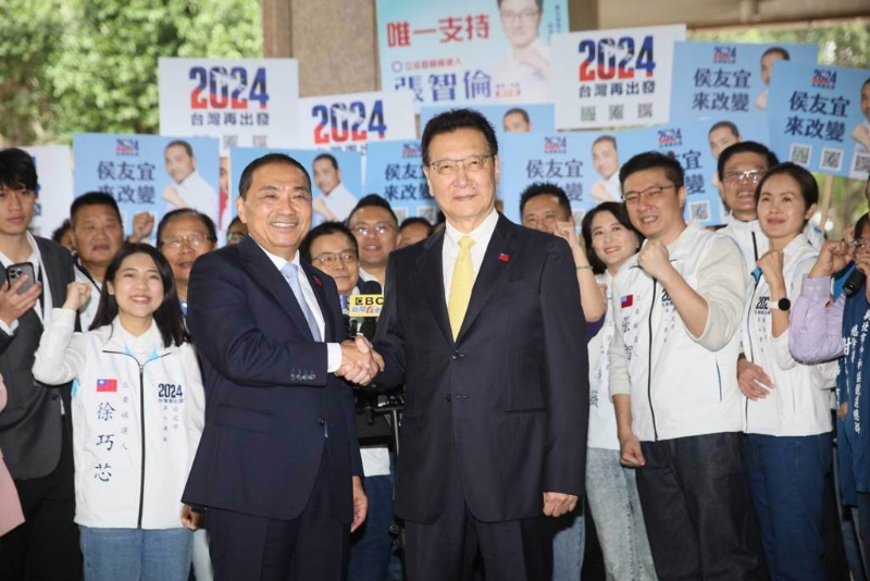 国民党参选人侯友宜与副手赵少康24日到“中选会”正式参选登记。