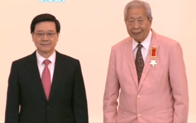 香港福建社团联会荣誉顾问施子清获颁大紫荆勋章。