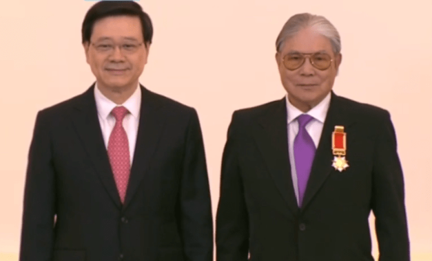 港协暨奥委会会长霍震霆获颁发大紫荆勋章。