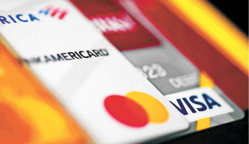 理财网站调查后发现，24%国民仍在偿还因去年节日消费积欠的信用卡债款；有专家警告，民众谨慎消费，勿掉进信用卡债务的泥沼。 法新社资料图片