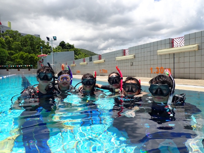 学生参加暑期潜水课程