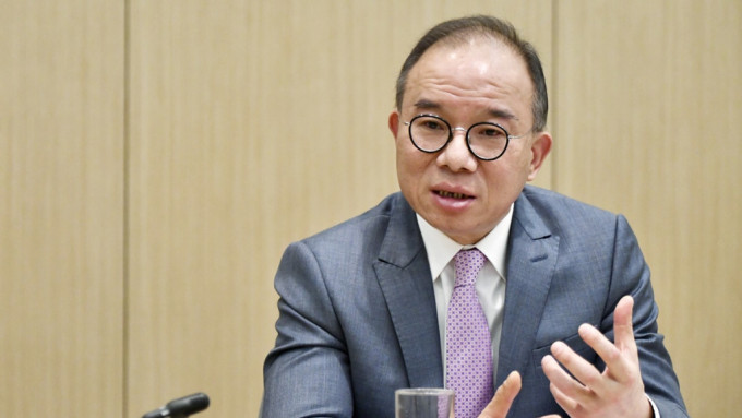 曾国卫在电视访问中表明区选落选者不会获当局委任。 曾国卫在电视访问中表明区选落选者不会获当局委任。