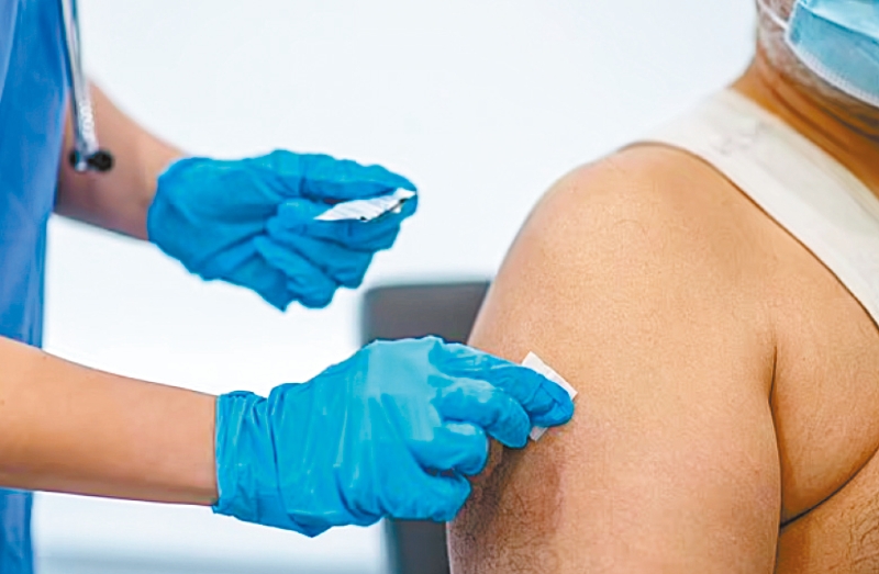 今年冬季面对三重疾病威胁，CDC强调，民众注射疫苗可以降低感染以及重症风险。 每日邮报图片