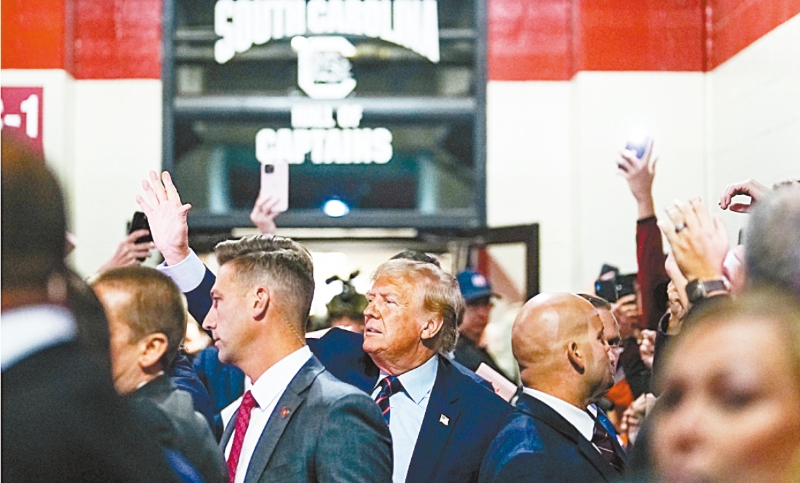 前总统特朗普到南卡州现场观看棕榈碗大学榄球赛，被指旨在与共和党总统参选人海莉抢风头。 美联社