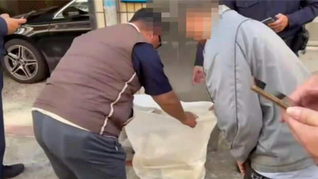 梁嫌(右)向警方说他只是不喜欢柯文哲这个人,没有政党倾向,徒手撕下柯文哲竞选海报已丢掉。 梁嫌(右)向警方说他只是不喜欢柯文哲这个人,没有政党倾向,徒手撕下柯文哲竞选海报已丢掉。