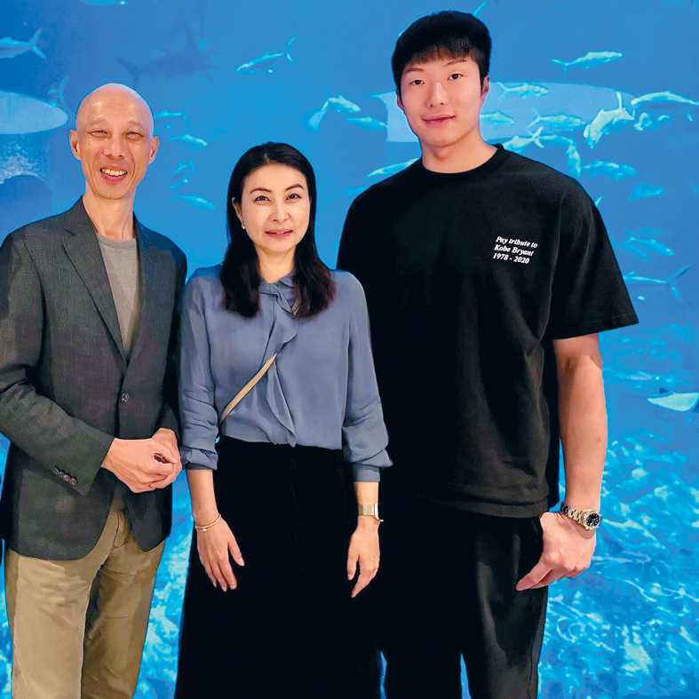 黄锦星与奥运冠军郭晶晶（中）及张家朗（右）同为“海洋公园保育基金大使”。