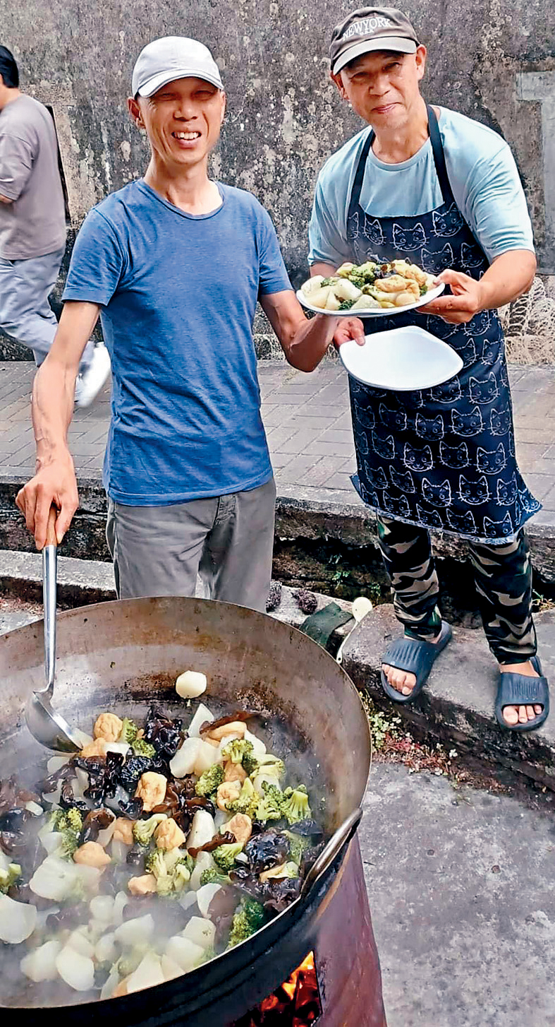 到访荔枝窝时，黄锦星协助将农家菜“客家炒萝卜”上碟奉客。