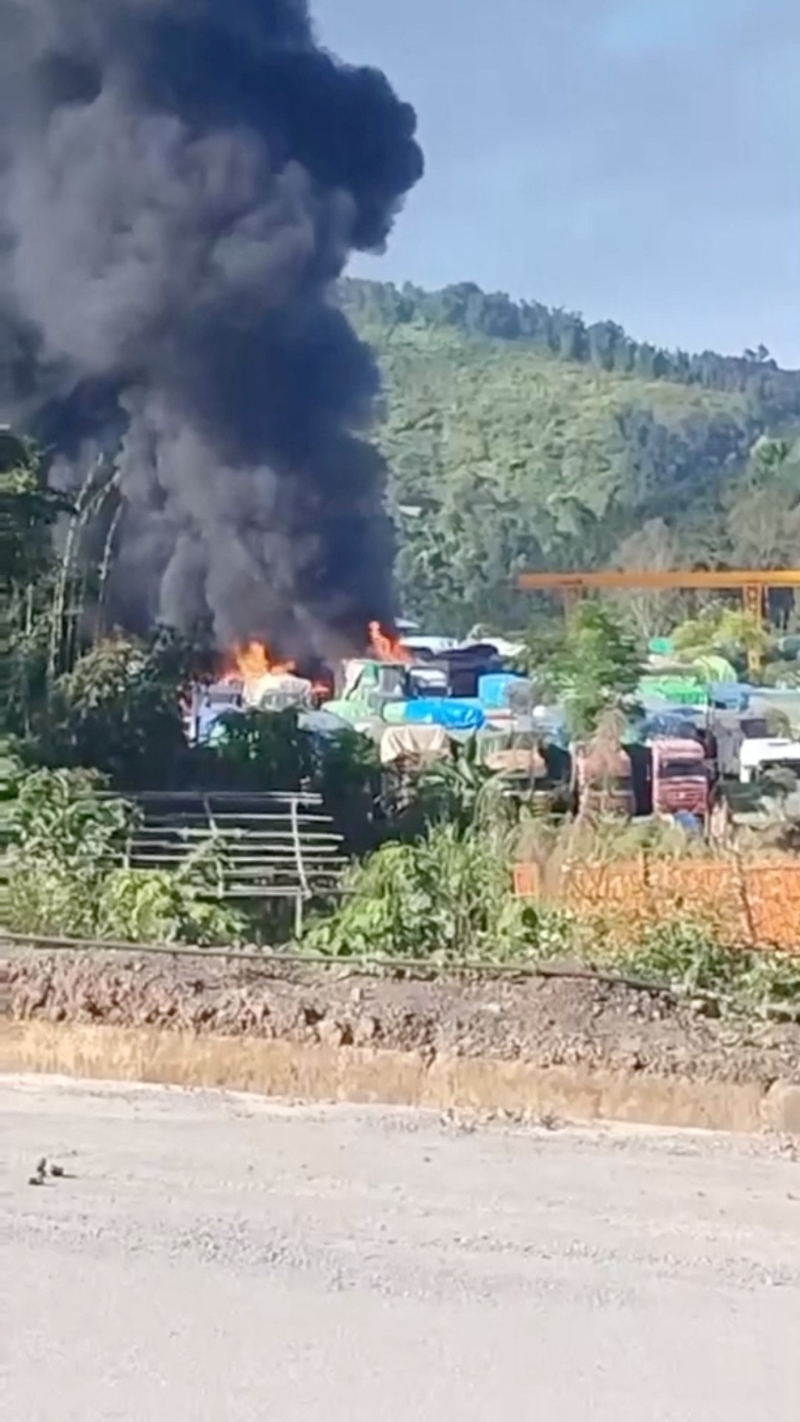 多部中国物资货车在缅甸被焚
