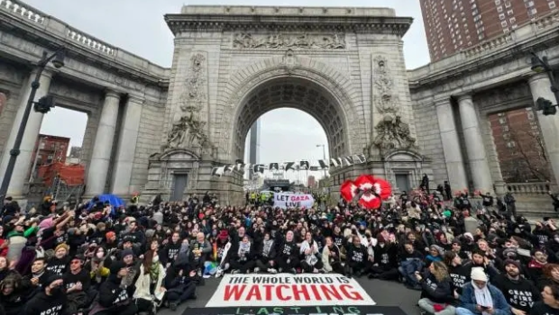 数千名抗议者封堵曼哈顿大桥交通