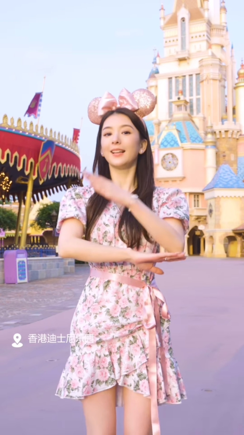 穿上花花短裙的方媛动起来。