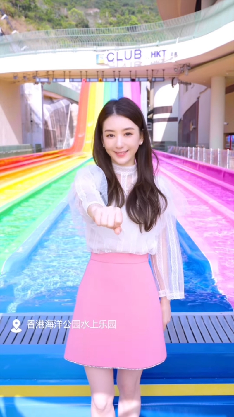 下一个画面则已换上另一装束。