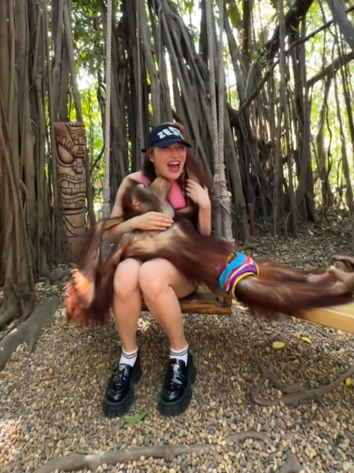 被拉下头强吻。