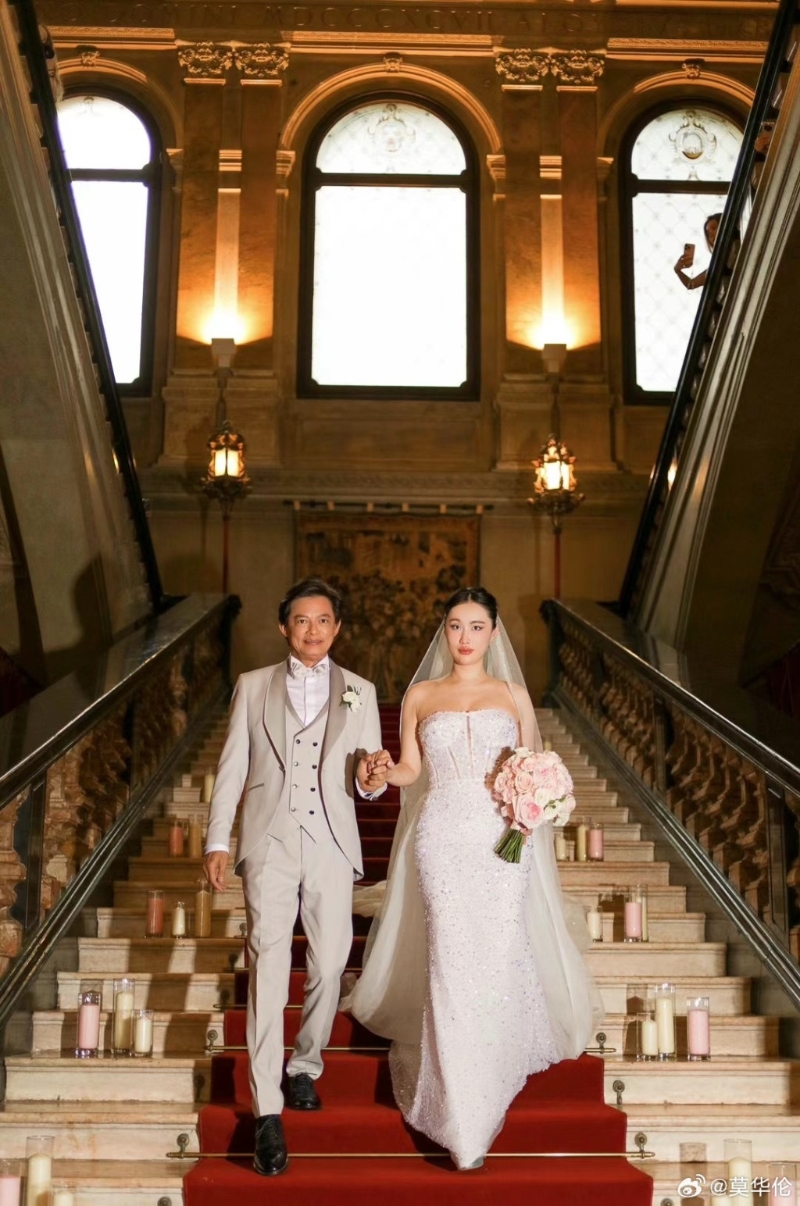 莫华伦今年中突然宣布与女高音王冰冰结婚。