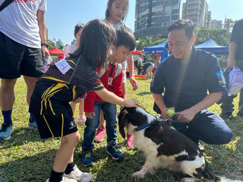 今年嘉年华亦添加了“狗狗游戏区”。 香港警察fb
