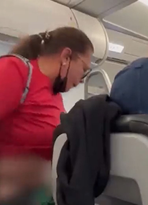 女子当众除裤。