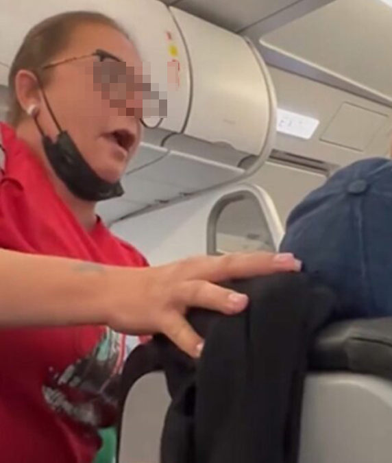 女子不满欲去洗手间被阻止。