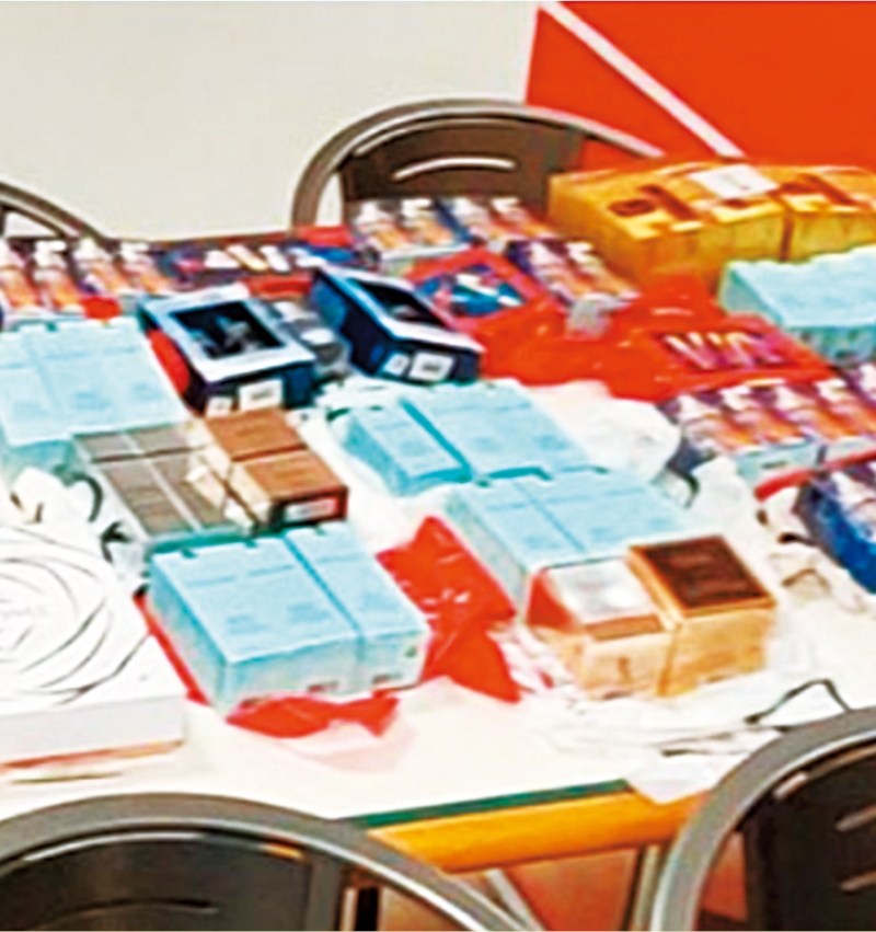 嫌犯盗刷信用卡购买高档化妆品。普莱诺市警图片