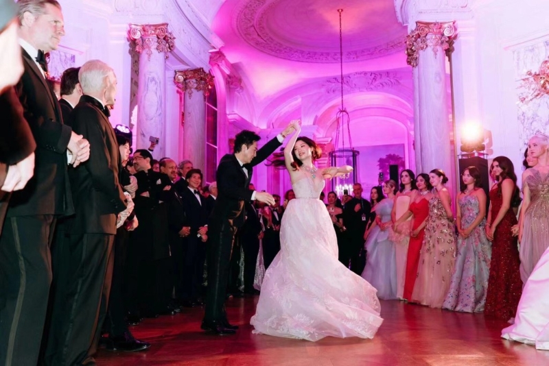 甄济如跟父亲甄子丹一起以华尔兹舞蹈为舞会展开序幕。