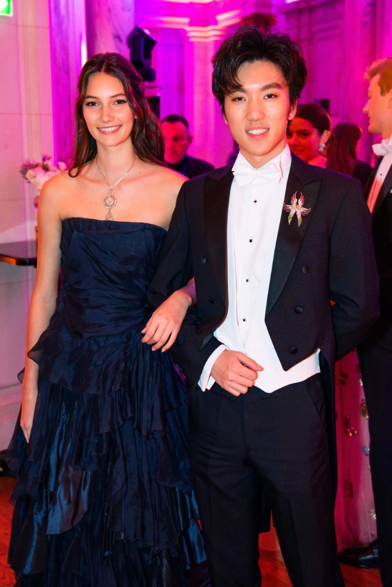 张艺谋儿子张壹男亦现身巴黎名媛舞会。