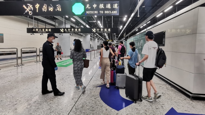香港游客进入西九龙站，准备乘高铁前往内地。 新华社