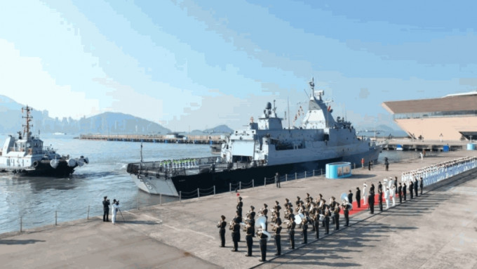 驻香港部队官兵以及外交部驻香港特派员公署和香港特别行政区政府代表120余人，在昂船洲军港码头为两国军舰举行欢送仪式。