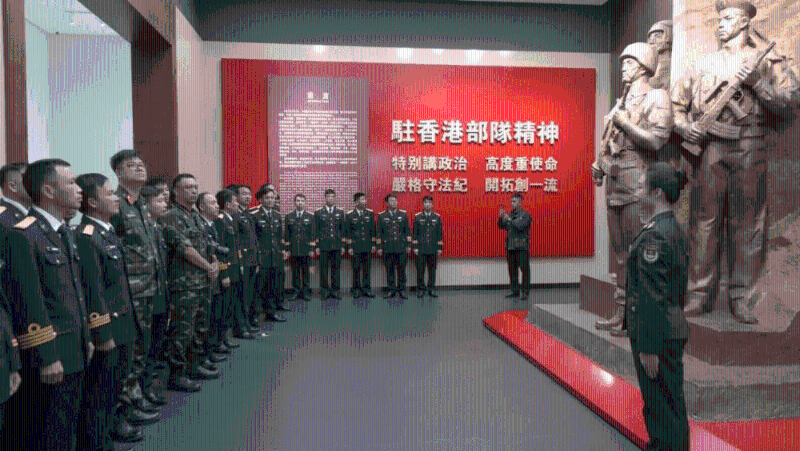 两国海军官兵共同参观驻港部队展览中心。