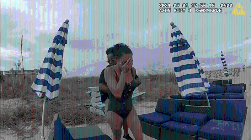 警员把克里斯蒂娜带署调查。