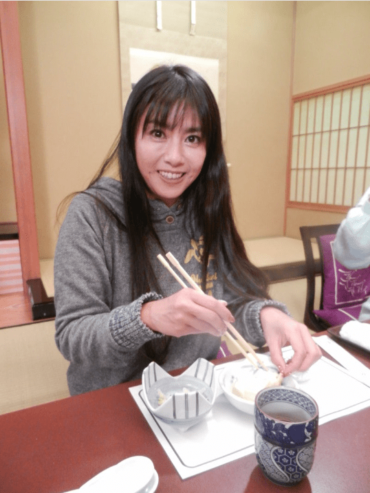 立花理佐2012年旅行时的照片，当时精神饱满。