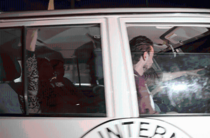 2023年11月28日,一辆红十字会车辆载着获释的以色列人质,抵达拉法边境。 路透社 2023年11月28日,一辆红十字会车辆载着获释的以色列人质,抵达拉法边境。 路透社