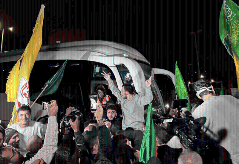 2023 年11 月28 日,在以色列占领的约旦河西岸拉马拉附近,被释放的巴勒斯坦囚犯受人们欢迎。 路透社 2023 年11 月28 日,在以色列占领的约旦河西岸拉马拉附近,被释放的巴勒斯坦囚犯受人们欢迎。 路透社