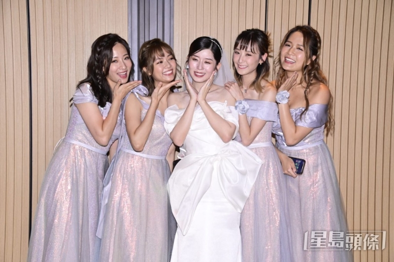陈嘉慧有四个好姊妹陪出嫁，彭翔翎（左一）、游嘉欣（左二）、王虹茵（左四）及梁敏巧（左五）。