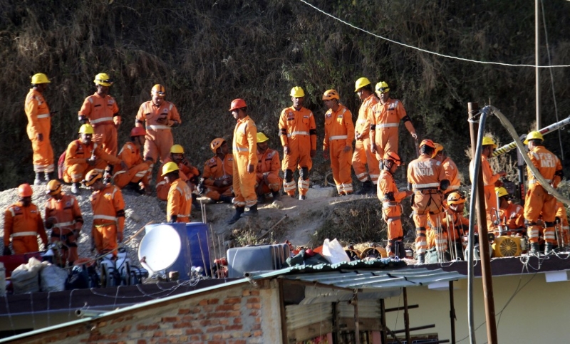 当局出动大批救援人员试图拯救41名被困的工人。美联社