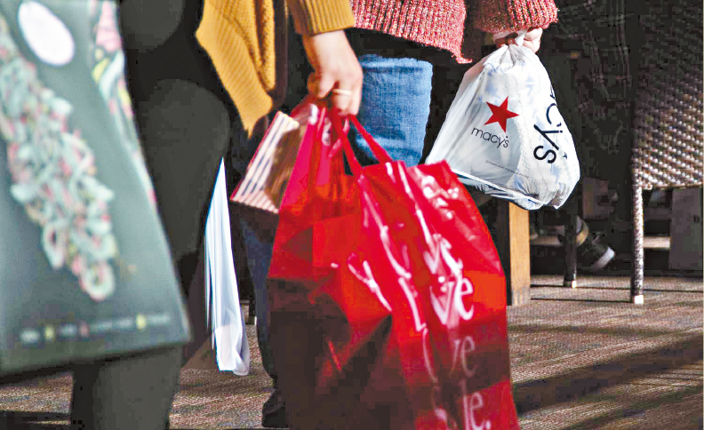 全国零售联合会最新调查显示,从感恩节到网购星期一的5天时间内,有创纪录的2.004亿人次到实体店或网站购物。 法新社资料图片 全国零售联合会最新调查显示,从感恩节到网购星期一的5天时间内,有创纪录的2.004亿人次到实体店或网站购物。 法新社资料图片