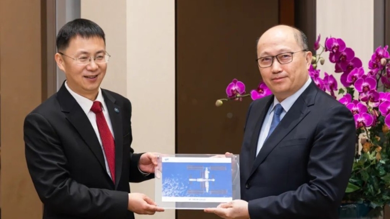 代表团团长林西强（左）向中联办主任郑雁雄致送纪念品。中联办网站图片