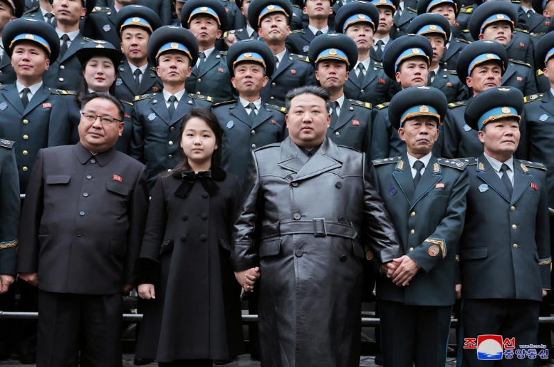 2023年11月24日，朝鲜领导人金正恩与其女为发射侦察卫星做出贡献的科学家和工程师合影资料照。路透社