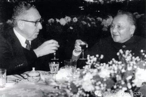 基辛格和邓小平把酒言欢。